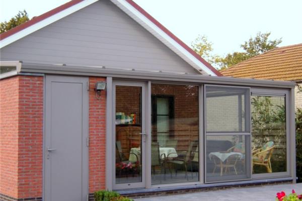 Serre met deur en schuifpui met verluchtingsrooster